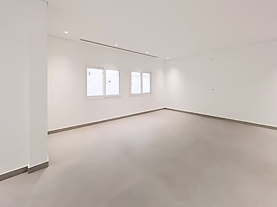 فيلا واسعة ضمن مجمّع سكني للإيجار | عين خالد (مجددة حديثًا)