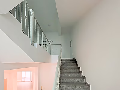 فيلا واسعة ضمن مجمّع سكني للإيجار | عين خالد (مجددة حديثًا)