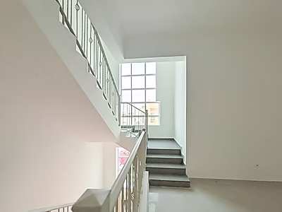 فيلا واسعة ضمن مجمّع سكني للإيجار | عين خالد (مجددة حديثًا)