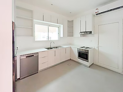 فيلا واسعة ضمن مجمّع سكني للإيجار | عين خالد (مجددة حديثًا)