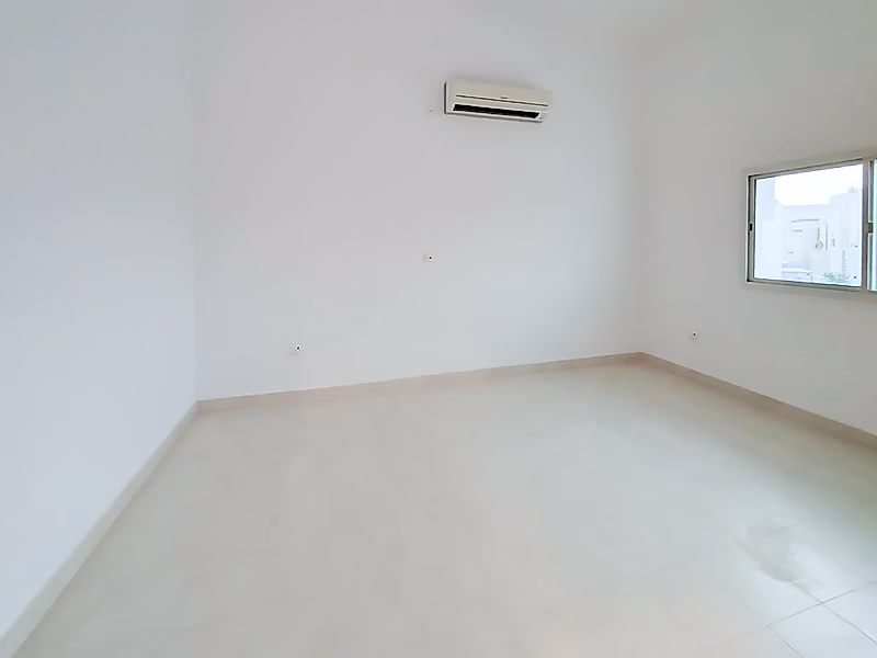 فيلا واسعة ضمن مجمّع سكني للإيجار | عين خالد (مجددة حديثًا) - Photo 7