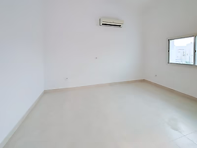 فيلا واسعة ضمن مجمّع سكني للإيجار | عين خالد (مجددة حديثًا)