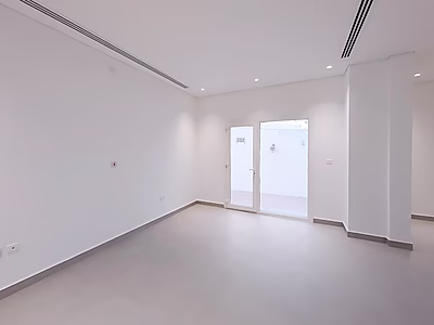 فيلا واسعة ضمن مجمّع سكني للإيجار | عين خالد (مجددة حديثًا)