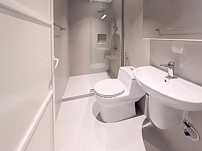 فيلا واسعة ضمن مجمّع سكني للإيجار | عين خالد (مجددة حديثًا)