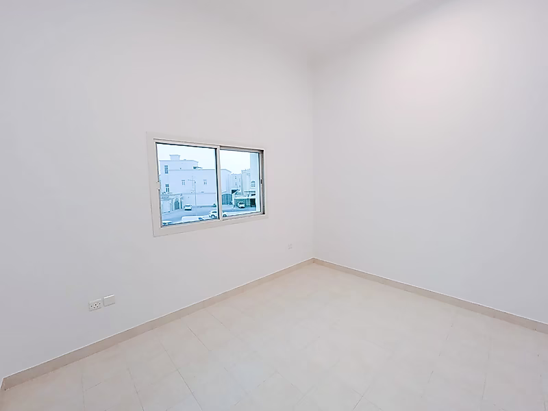 فيلا واسعة ضمن مجمّع سكني للإيجار | عين خالد (مجددة حديثًا) - Photo 10