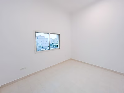 فيلا واسعة ضمن مجمّع سكني للإيجار | عين خالد (مجددة حديثًا)