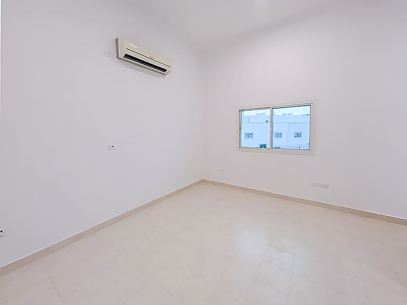 فيلا واسعة ضمن مجمّع سكني للإيجار | عين خالد (مجددة حديثًا) - Photo 11