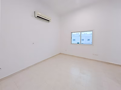 فيلا واسعة ضمن مجمّع سكني للإيجار | عين خالد (مجددة حديثًا)