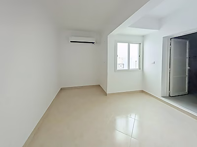 فيلا واسعة ضمن مجمّع سكني للإيجار | عين خالد (مجددة حديثًا)