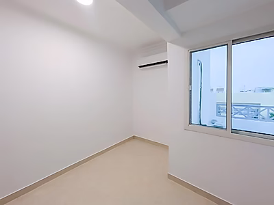 فيلا واسعة ضمن مجمّع سكني للإيجار | عين خالد (مجددة حديثًا)