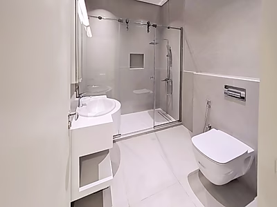 فيلا واسعة ضمن مجمّع سكني للإيجار | عين خالد (مجددة حديثًا)