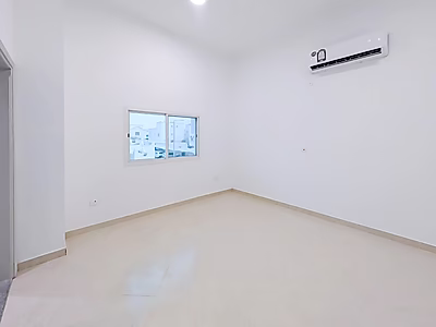 فيلا واسعة ضمن مجمّع سكني للإيجار | عين خالد (مجددة حديثًا)