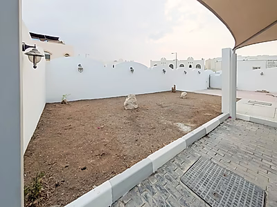 فيلا واسعة ضمن مجمّع سكني للإيجار | عين خالد (مجددة حديثًا)