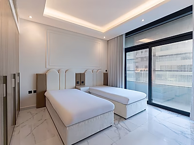 شامل الفواتير | شقة جديدة تمامًا من غرفتين نوم + غرفة خادمة | المارينا | طابق مرتفع