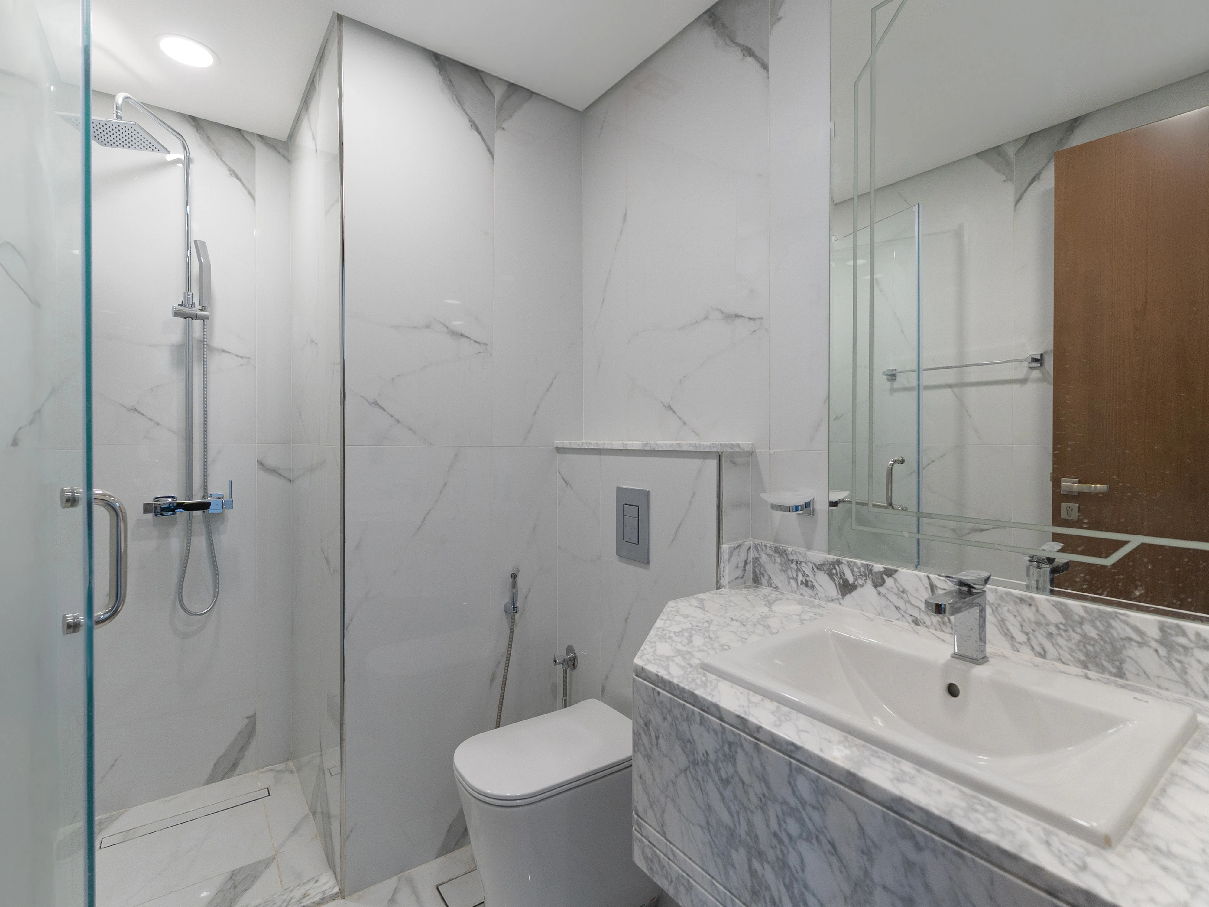 Stunning 2+Maid Bedroom Apartment BILLS INCLUDED - Photo 6