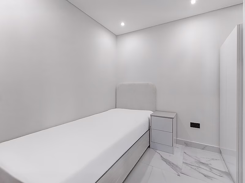 Stunning 2+Maid Bedroom Apartment BILLS INCLUDED - Photo 8