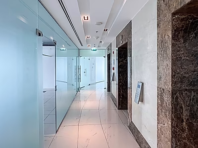 مساحة مكتبية مطلة على البحر في ويست باي | 201 متر مربع