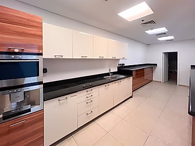 مساحة مكتبية مطلة على البحر في ويست باي | 201 متر مربع