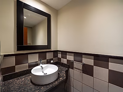 شقة راقية 3 غرف مع خادمة بنظام فندقي