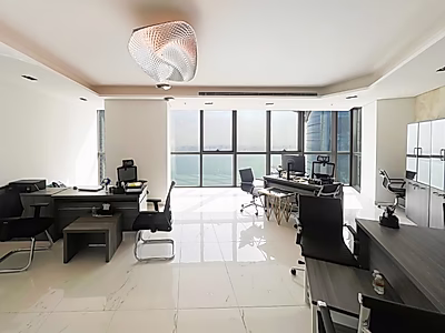 مكتب فخم بإطلالة على البحر للإيجار في الخليج الغربي – 201 متر مربع