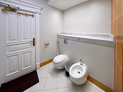 مكتب فخم بإطلالة على البحر للإيجار في الخليج الغربي – 201 متر مربع