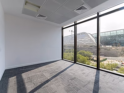 مكتب حديث بمساحة 278 متر مربع مع زجاج من الأرض حتى السقف في مطار القديم