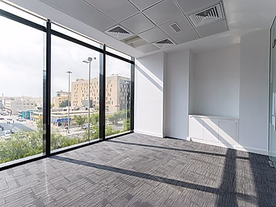 مكتب حديث بمساحة 278 متر مربع مع زجاج من الأرض حتى السقف في مطار القديم