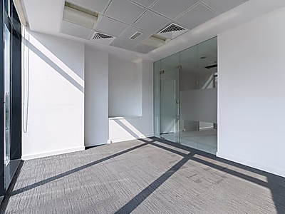 مكتب حديث بمساحة 278 متر مربع مع زجاج من الأرض حتى السقف في مطار القديم