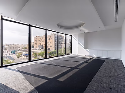 مكتب حديث بمساحة 278 متر مربع مع زجاج من الأرض حتى السقف في مطار القديم