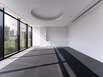 مكتب حديث بمساحة 278 متر مربع مع زجاج من الأرض حتى السقف في مطار القديم