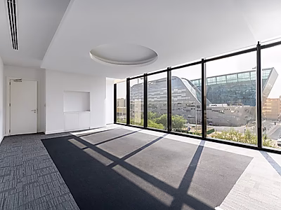 مكتب حديث بمساحة 278 متر مربع مع زجاج من الأرض حتى السقف في مطار القديم