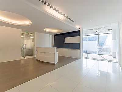 مكتب حديث بمساحة 278 متر مربع مع زجاج من الأرض حتى السقف في مطار القديم