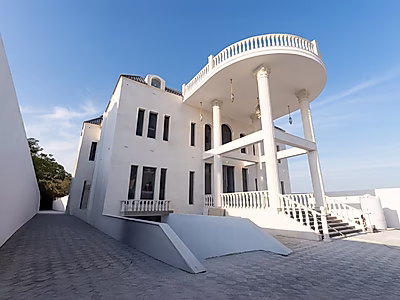 قصر الواجهة البحرية | فيلا فاخرة بإطلالة بحرية مباشرة في لوسيل – الوترفرونت