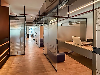 مكتب فاخر مجهز بالكامل بمساحة 215 متر مربع في مرسى لوسيل