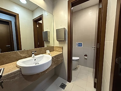 مكتب فاخر مجهز بالكامل بمساحة 215 متر مربع في مرسى لوسيل