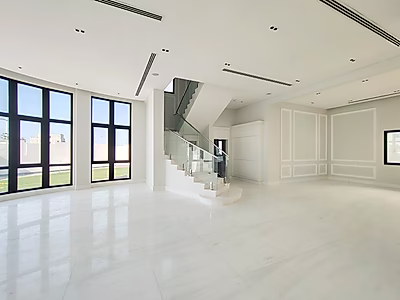 موقع مميز: فيلا جديدة كلياً في إيجارة بالقرب من الشاطئ | جاهزة للسكن