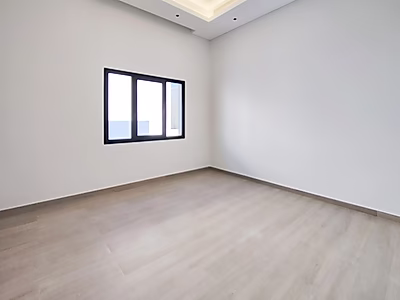 موقع مميز: فيلا جديدة كلياً في إيجارة بالقرب من الشاطئ | جاهزة للسكن