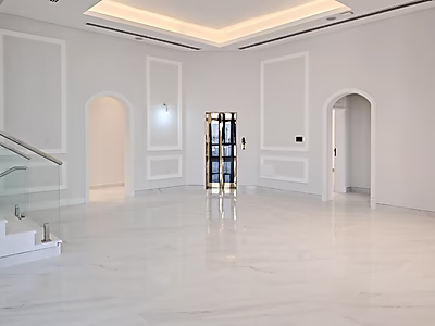 موقع مميز: فيلا جديدة كلياً في إيجارة بالقرب من الشاطئ | جاهزة للسكن