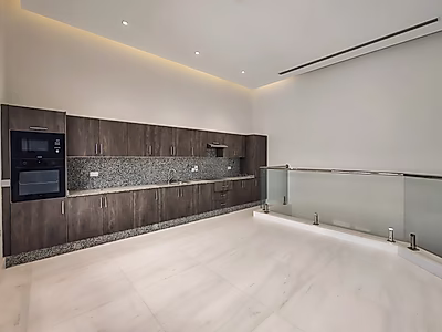 موقع مميز: فيلا جديدة كلياً في إيجارة بالقرب من الشاطئ | جاهزة للسكن