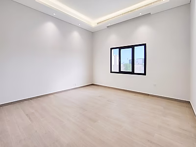 موقع مميز: فيلا جديدة كلياً في إيجارة بالقرب من الشاطئ | جاهزة للسكن