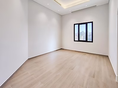 موقع مميز: فيلا جديدة كلياً في إيجارة بالقرب من الشاطئ | جاهزة للسكن