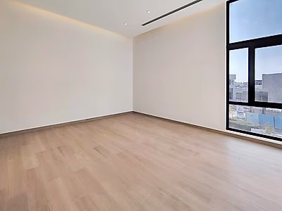 موقع مميز: فيلا جديدة كلياً في إيجارة بالقرب من الشاطئ | جاهزة للسكن