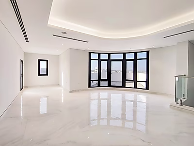 موقع مميز: فيلا جديدة كلياً في إيجارة بالقرب من الشاطئ | جاهزة للسكن