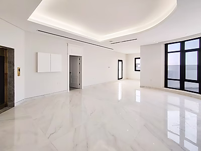 موقع مميز: فيلا جديدة كلياً في إيجارة بالقرب من الشاطئ | جاهزة للسكن