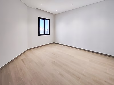 موقع مميز: فيلا جديدة كلياً في إيجارة بالقرب من الشاطئ | جاهزة للسكن