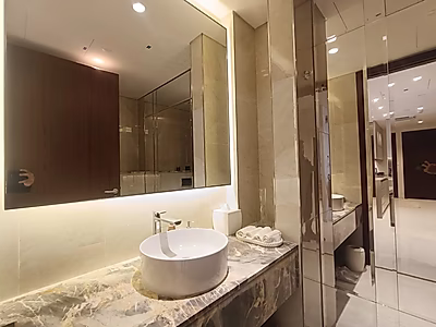 شقة رائعة للإيجار 3 غرف نوم + غرفة خادمة | إطلالات خلابة على البحر والمدينة