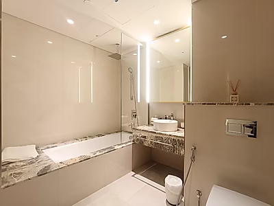 شقة رائعة للإيجار 3 غرف نوم + غرفة خادمة | إطلالات خلابة على البحر والمدينة