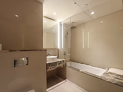 شقة رائعة للإيجار 3 غرف نوم + غرفة خادمة | إطلالات خلابة على البحر والمدينة