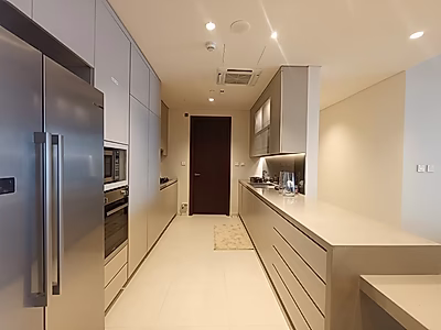 شقة رائعة للإيجار 3 غرف نوم + غرفة خادمة | إطلالات خلابة على البحر والمدينة