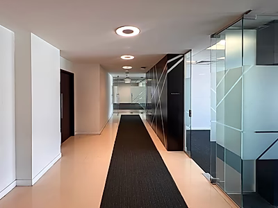 مكتب مجهز بالكامل بمساحة 200 متر مربع في بن محمود– موقع مميز